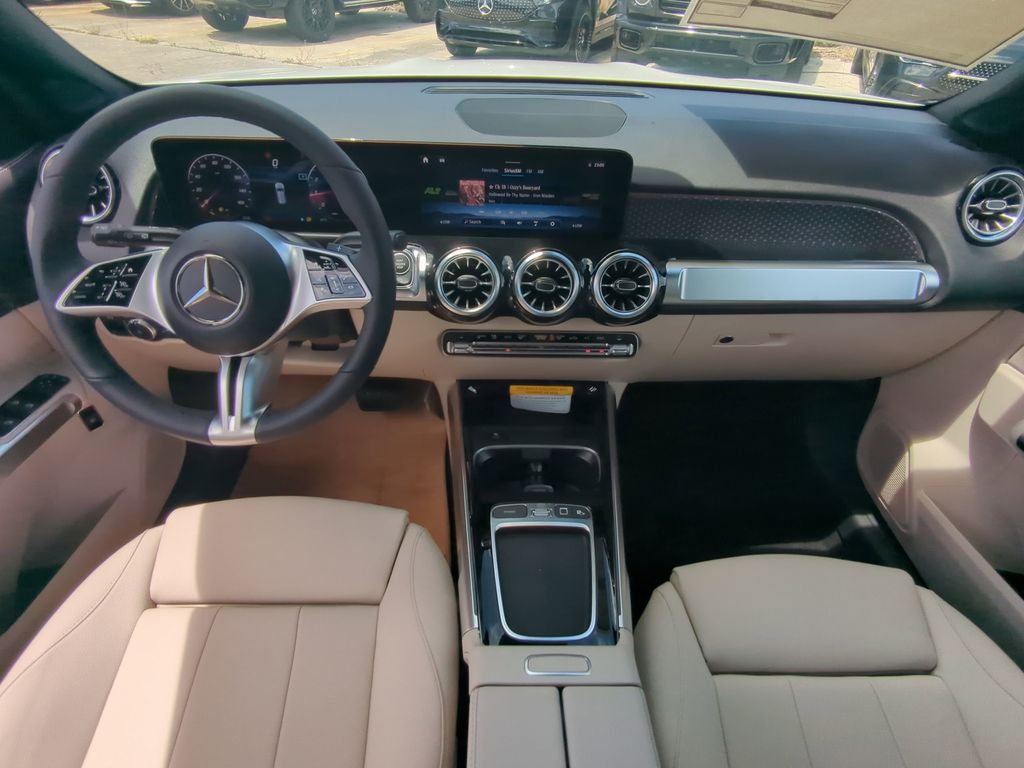 2025 Mercedes Benz GLB 250 photo 2