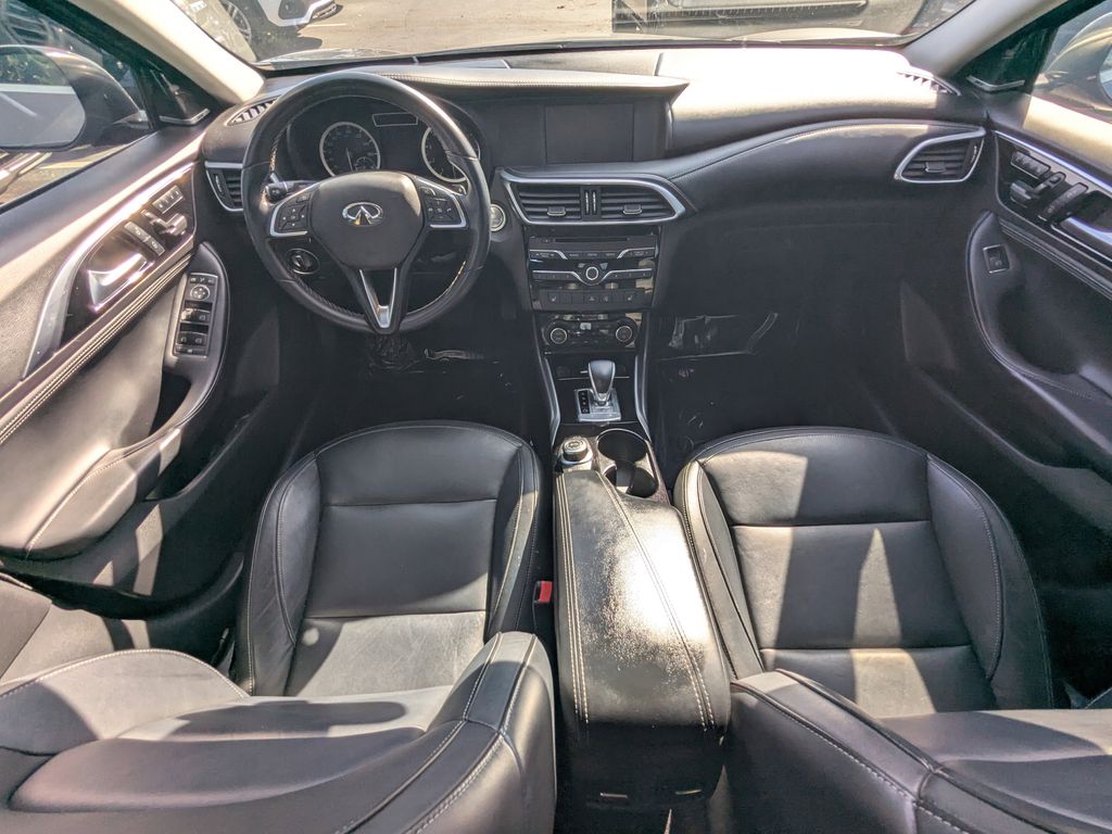2018 Infiniti QX30 Essential photo 2