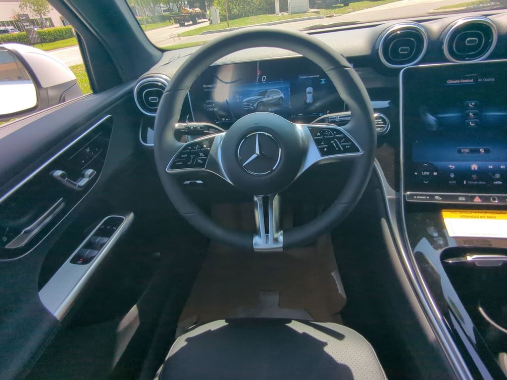 2025 Mercedes Benz GLC 300 4MATIC photo 3
