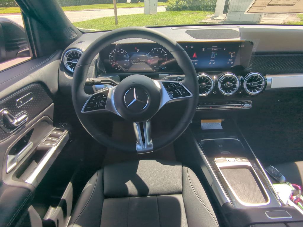 2025 Mercedes Benz GLB 250 photo 3