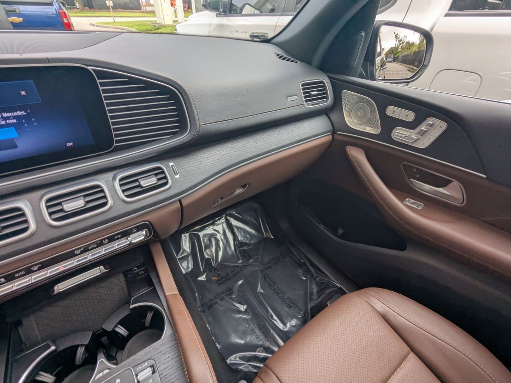 2024 Mercedes Benz GLS 4MATIC photo 4