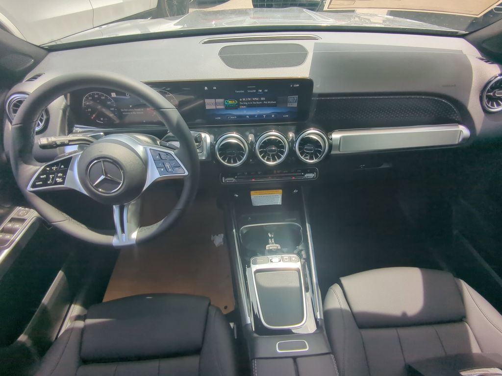 2025 Mercedes Benz GLB 250 photo 2