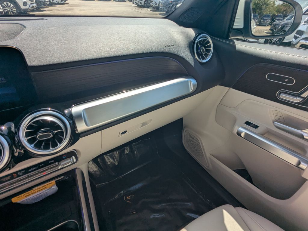 2025 Mercedes Benz GLB photo 3