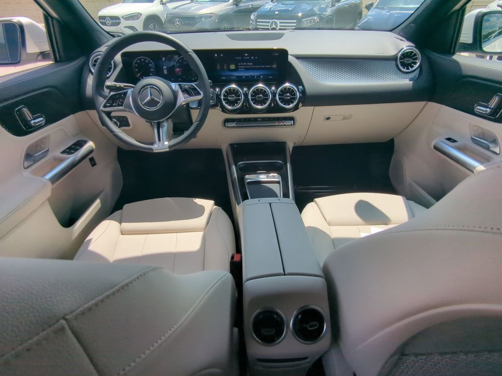 2025 Mercedes Benz GLA 250 photo 2