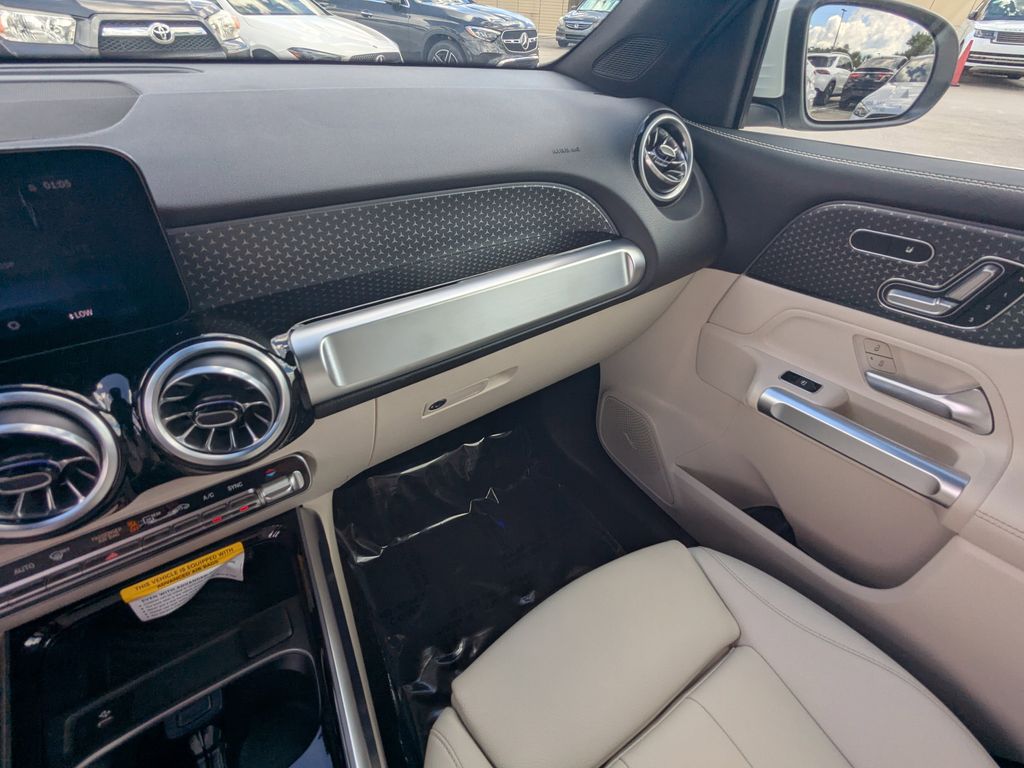 2025 Mercedes Benz GLB photo 3