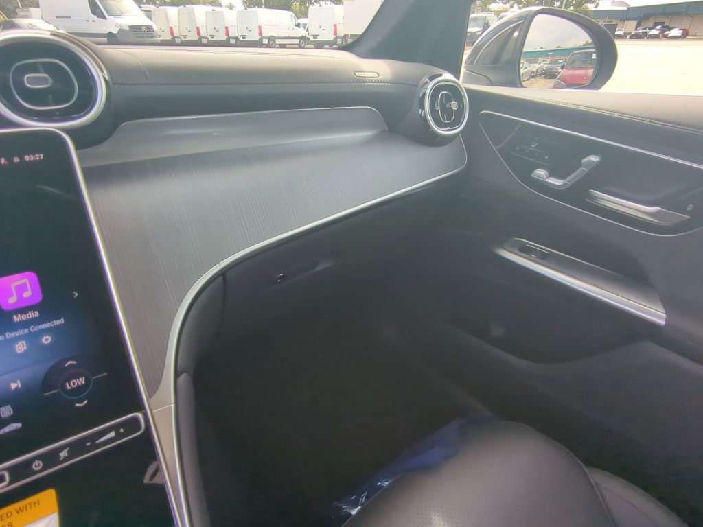2026 Mercedes Benz GLC 300 photo 4