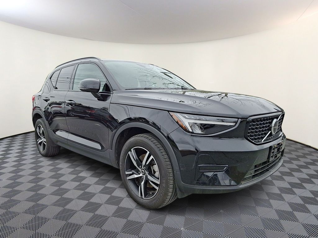 2024 Volvo XC40 Core