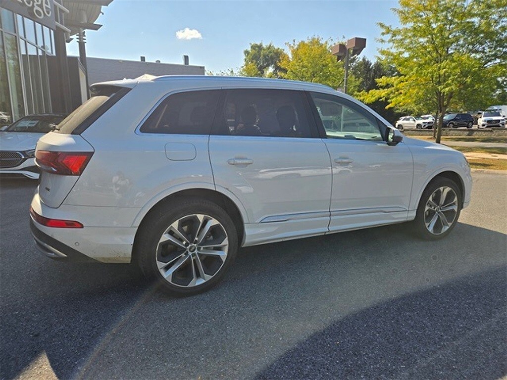 2021 Audi Q7 55 Prestige photo 2