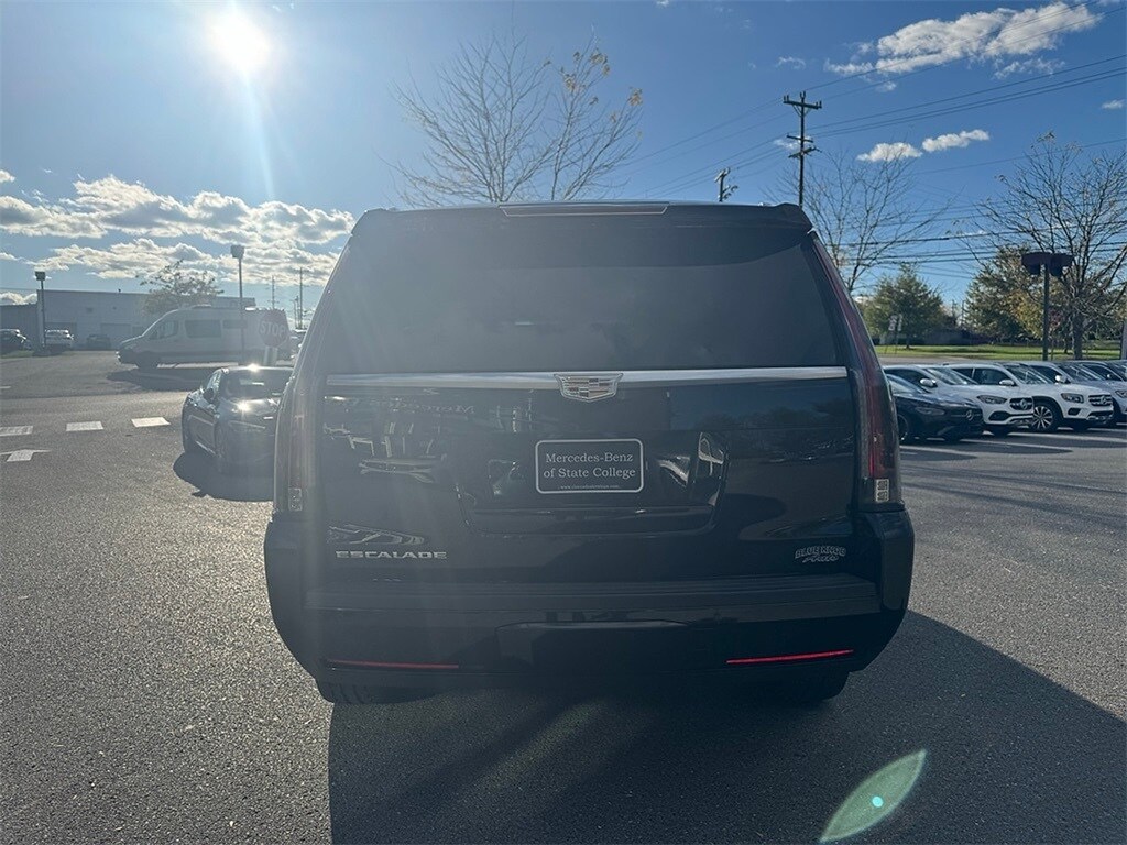 2016 Cadillac Escalade Luxury photo 3