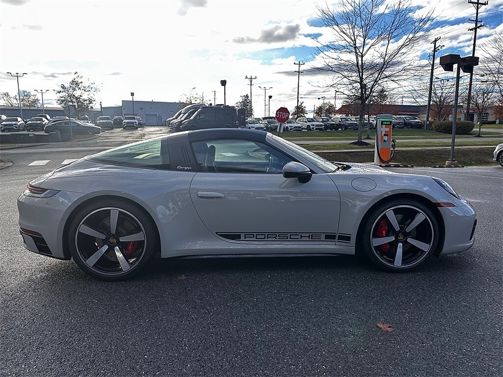2022 Porsche 911 Targa 4S photo 2