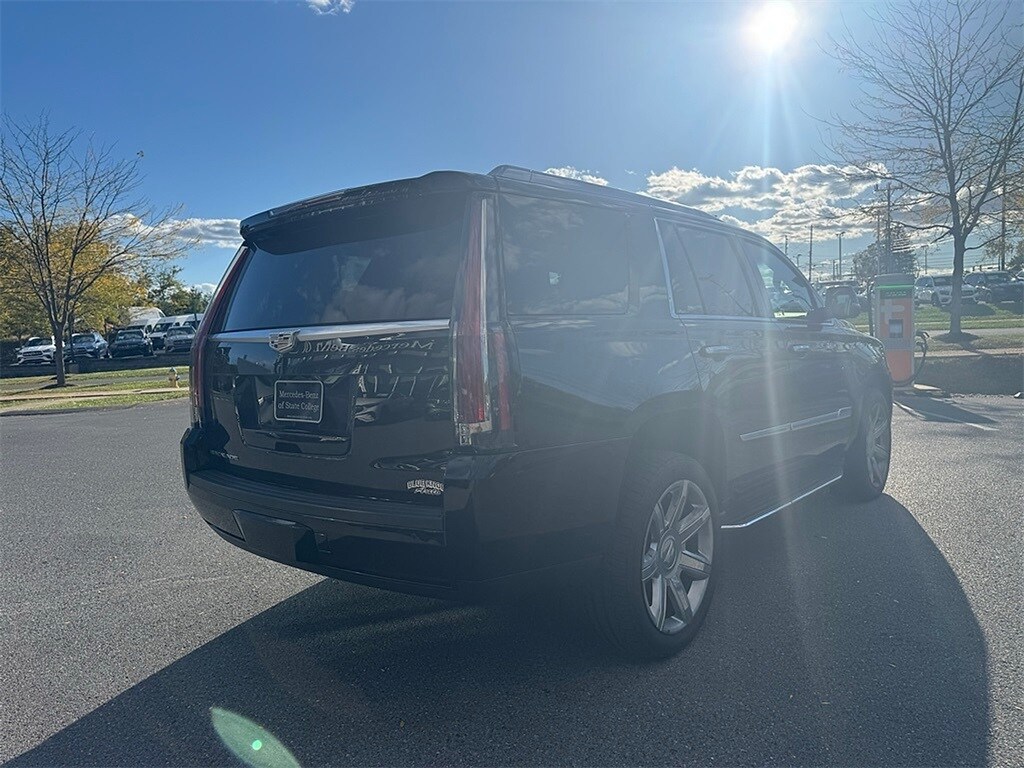 2016 Cadillac Escalade Luxury photo 2