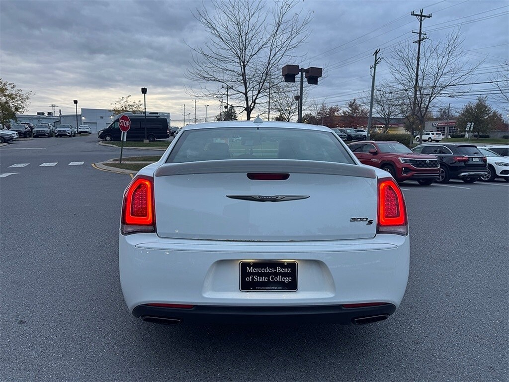 2017 Chrysler 300 S photo 4