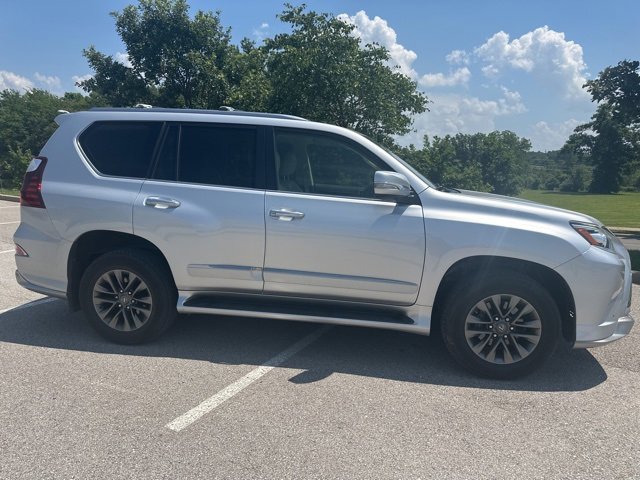 2017 Lexus GX 460 Luxury photo 2