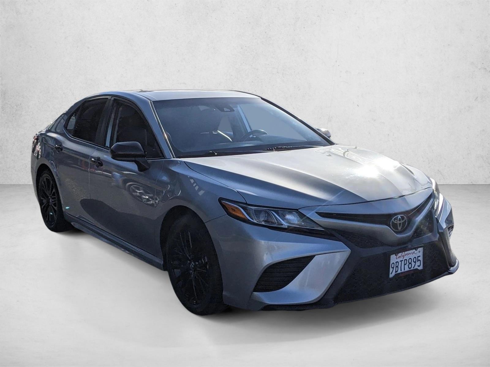 2020 Toyota Camry SE photo 3