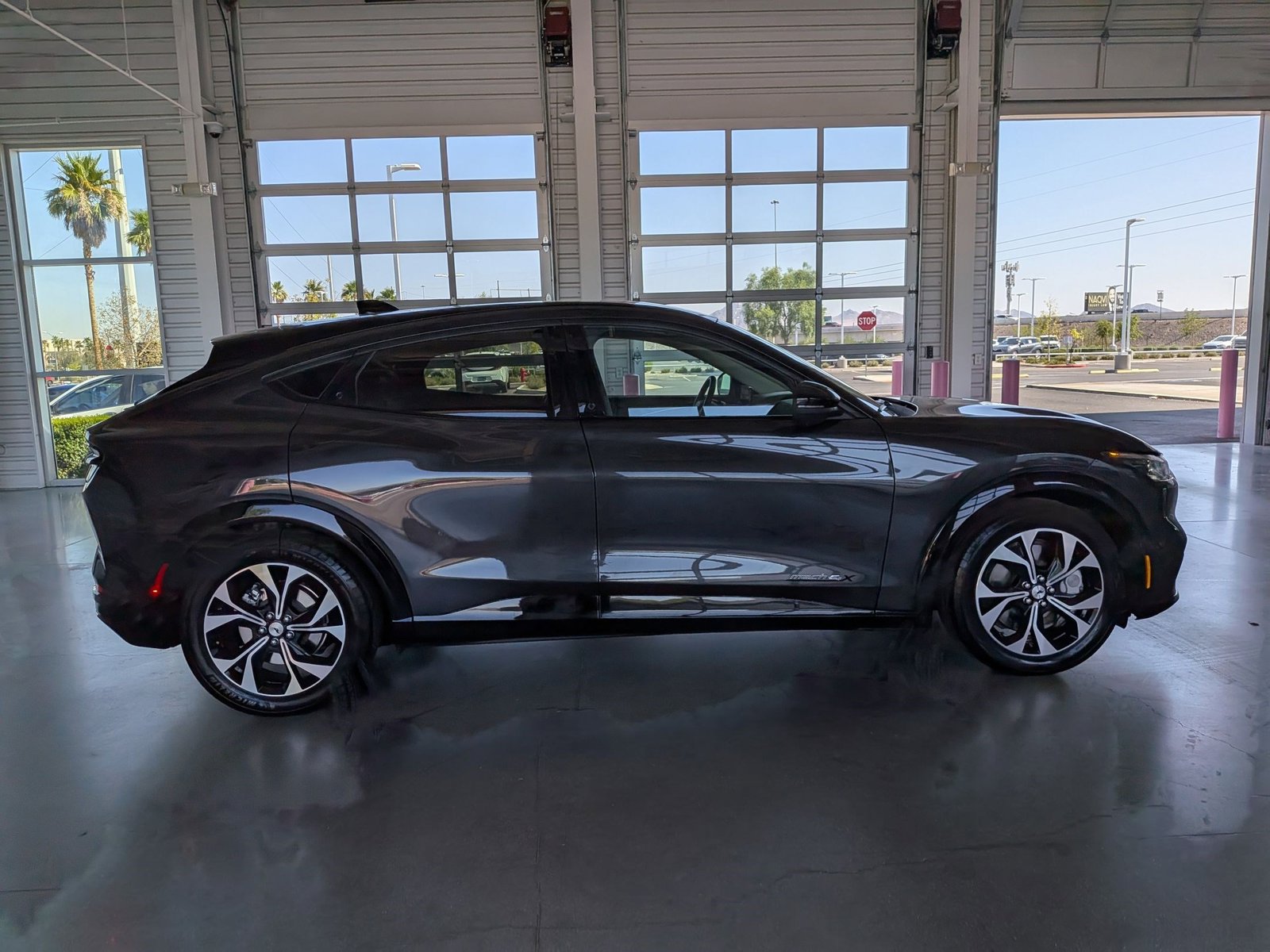 2022 Ford Mustang Mach-E Premium photo 4