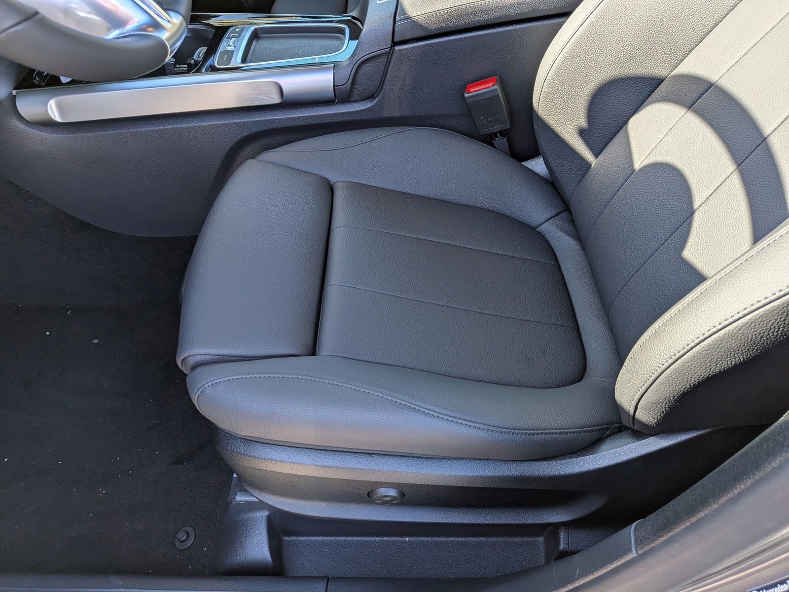 2026 Mercedes-Benz GLB 4MATIC photo 4