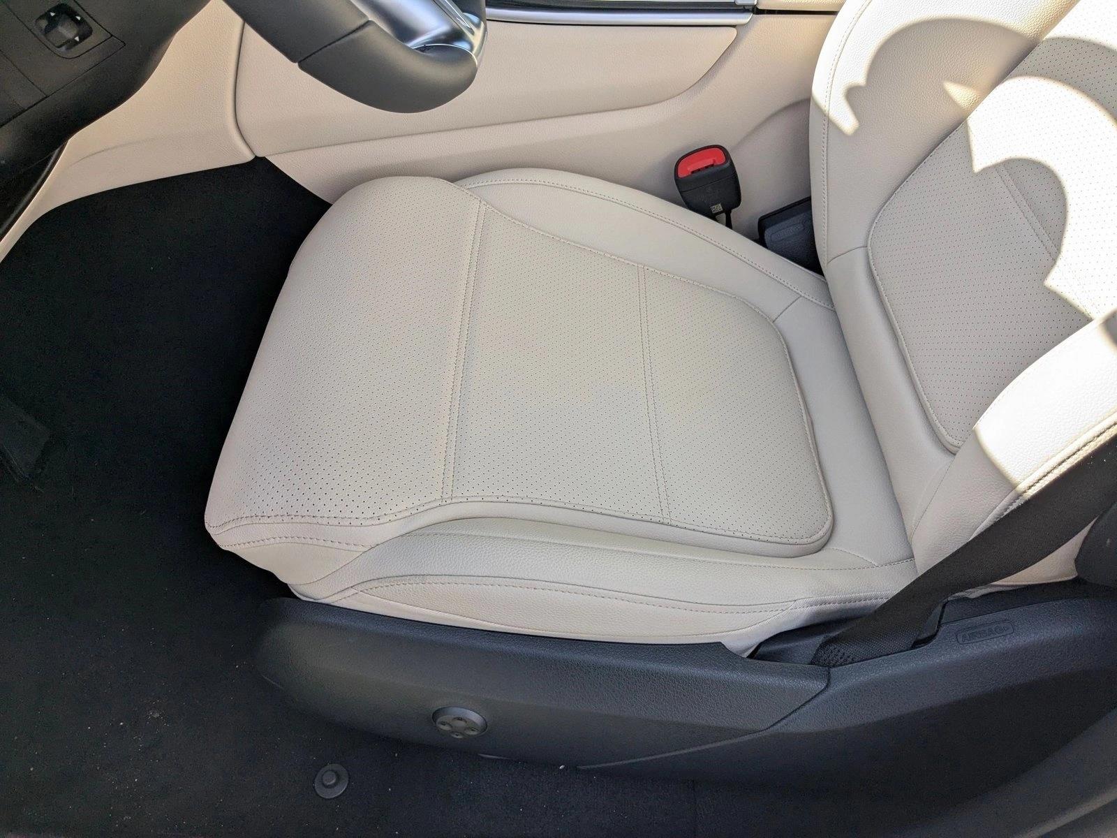 2025 Mercedes Benz GLC 300 photo 3