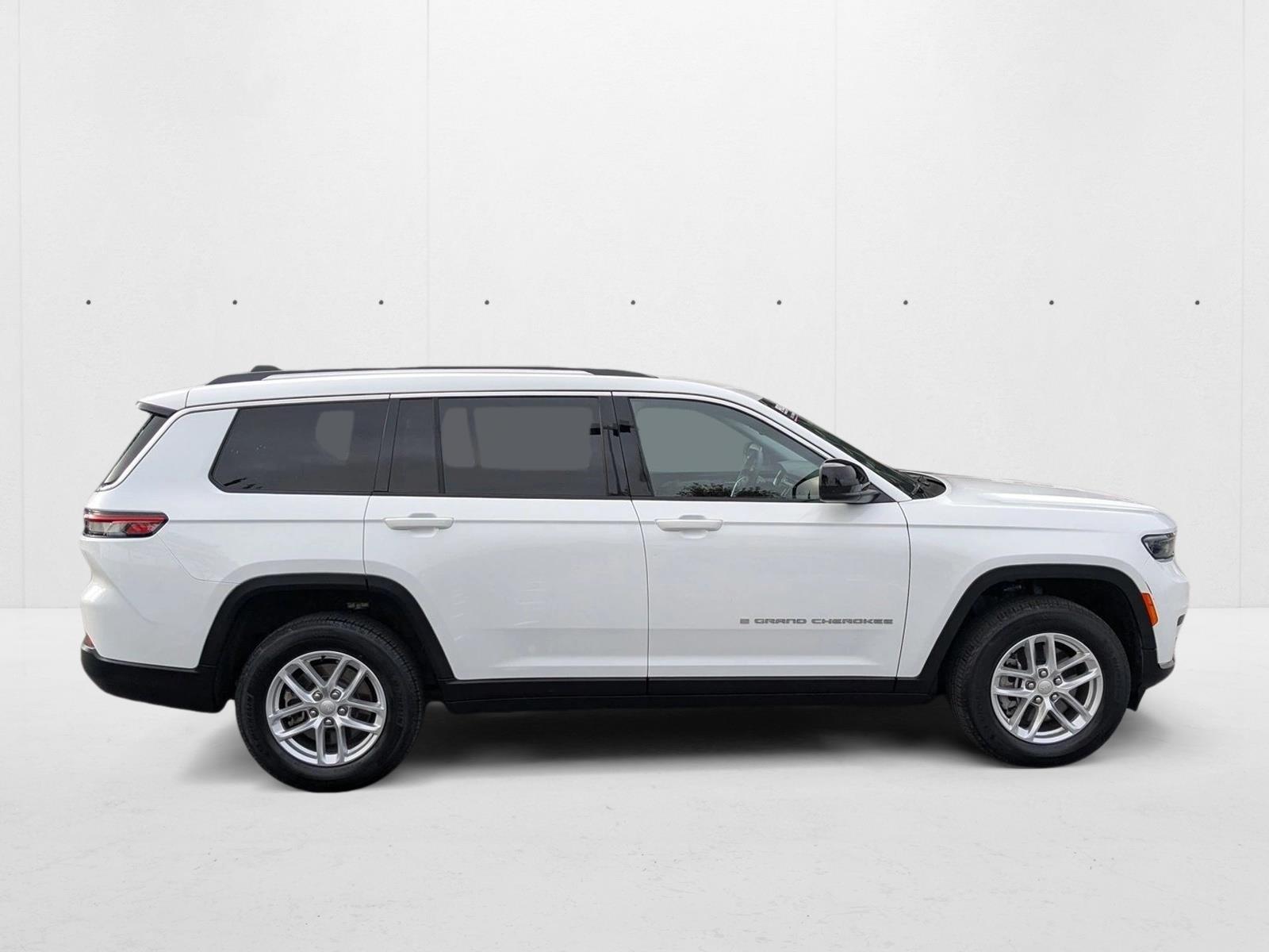 2023 Jeep Grand Cherokee Laredo photo 4