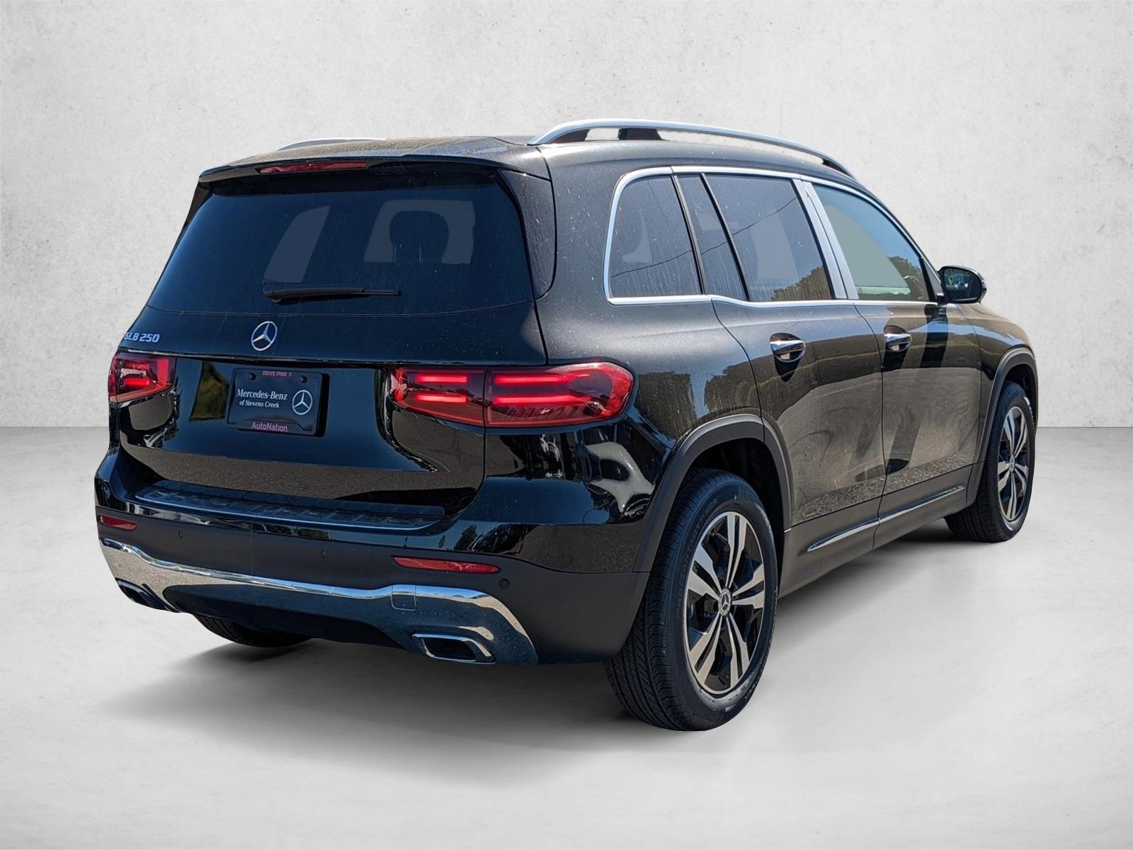 2025 Mercedes Benz GLB 250 photo 2