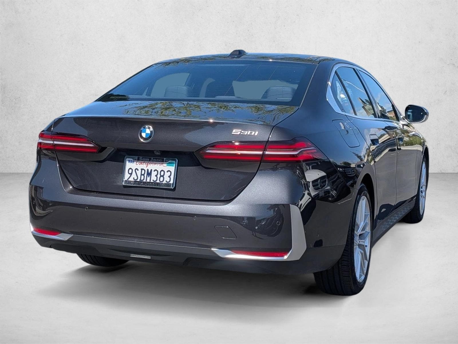 2025 BMW 5 Series photo 4