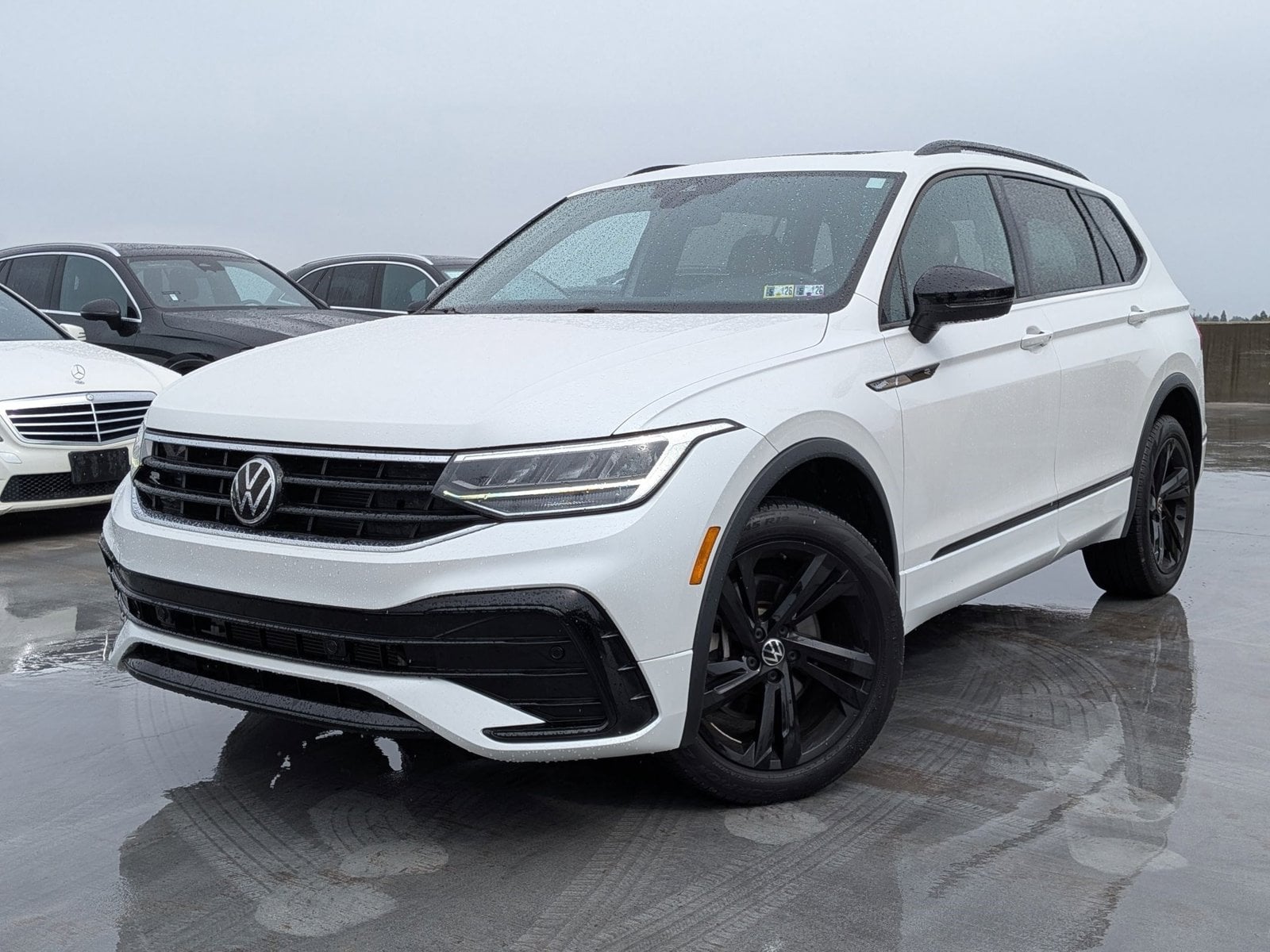 2023 Volkswagen Tiguan 2.0T SE R-Line Black 4Motion's photo