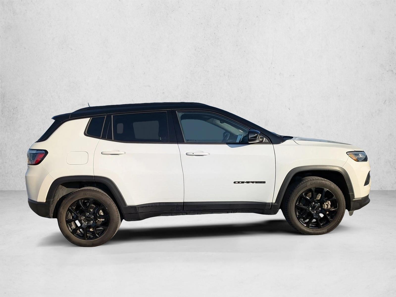 2023 Jeep Compass Latitude photo 2