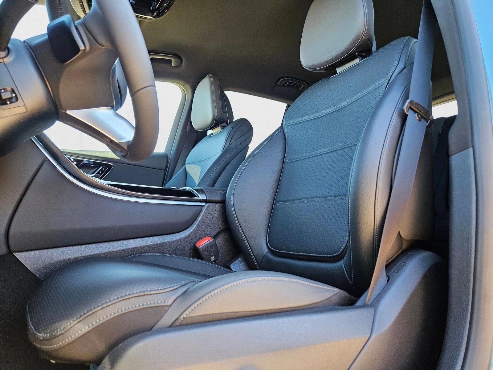 2025 Mercedes Benz GLC 300 4MATIC photo 4