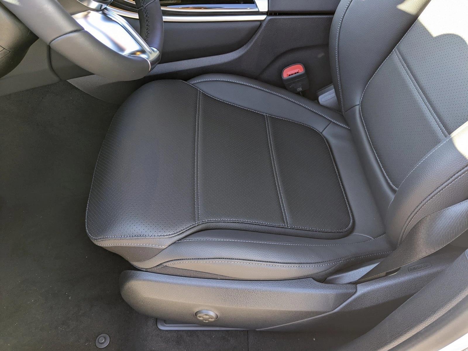 2025 Mercedes Benz GLC 300 photo 3