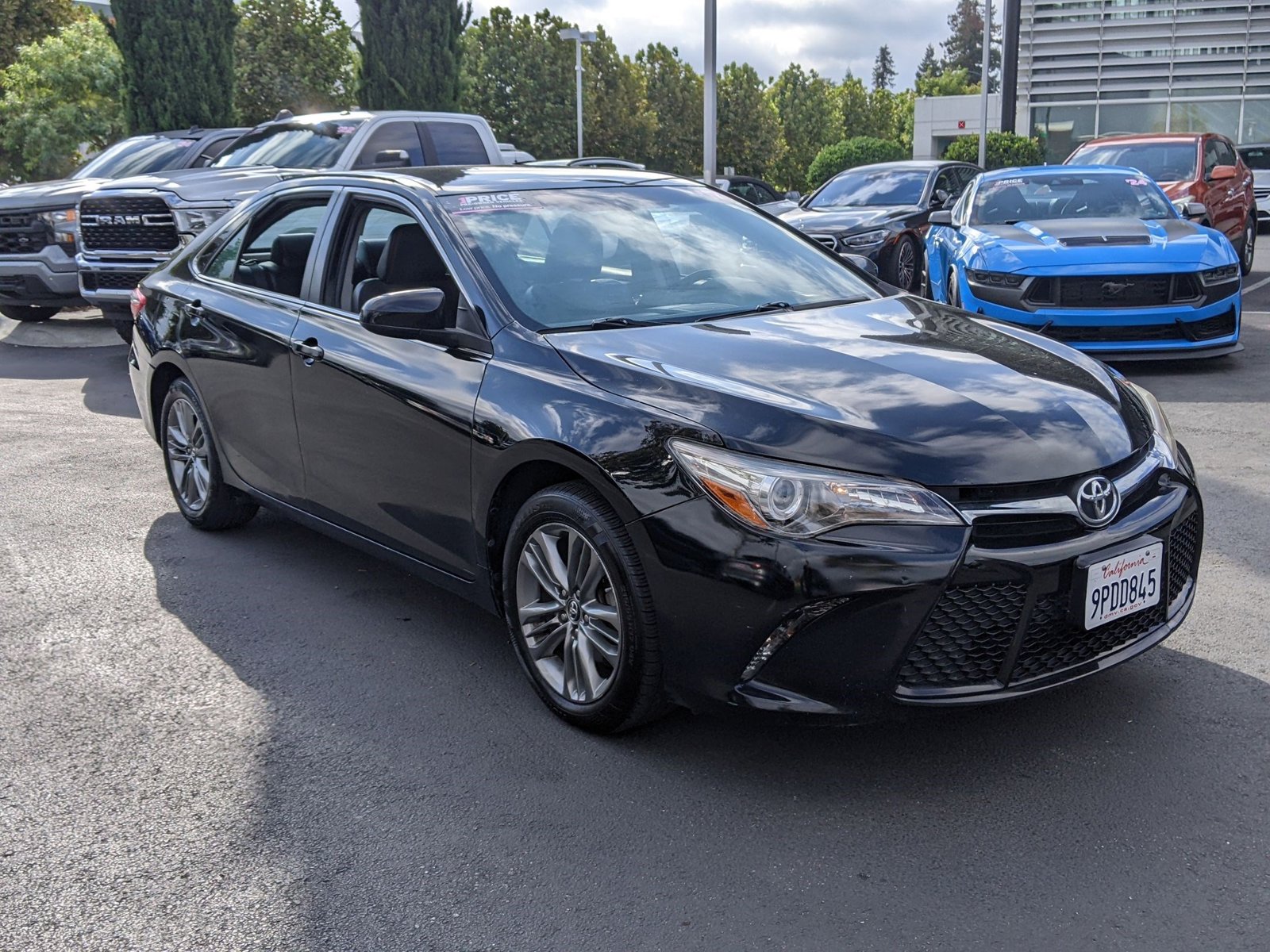 2017 Toyota Camry SE photo 3