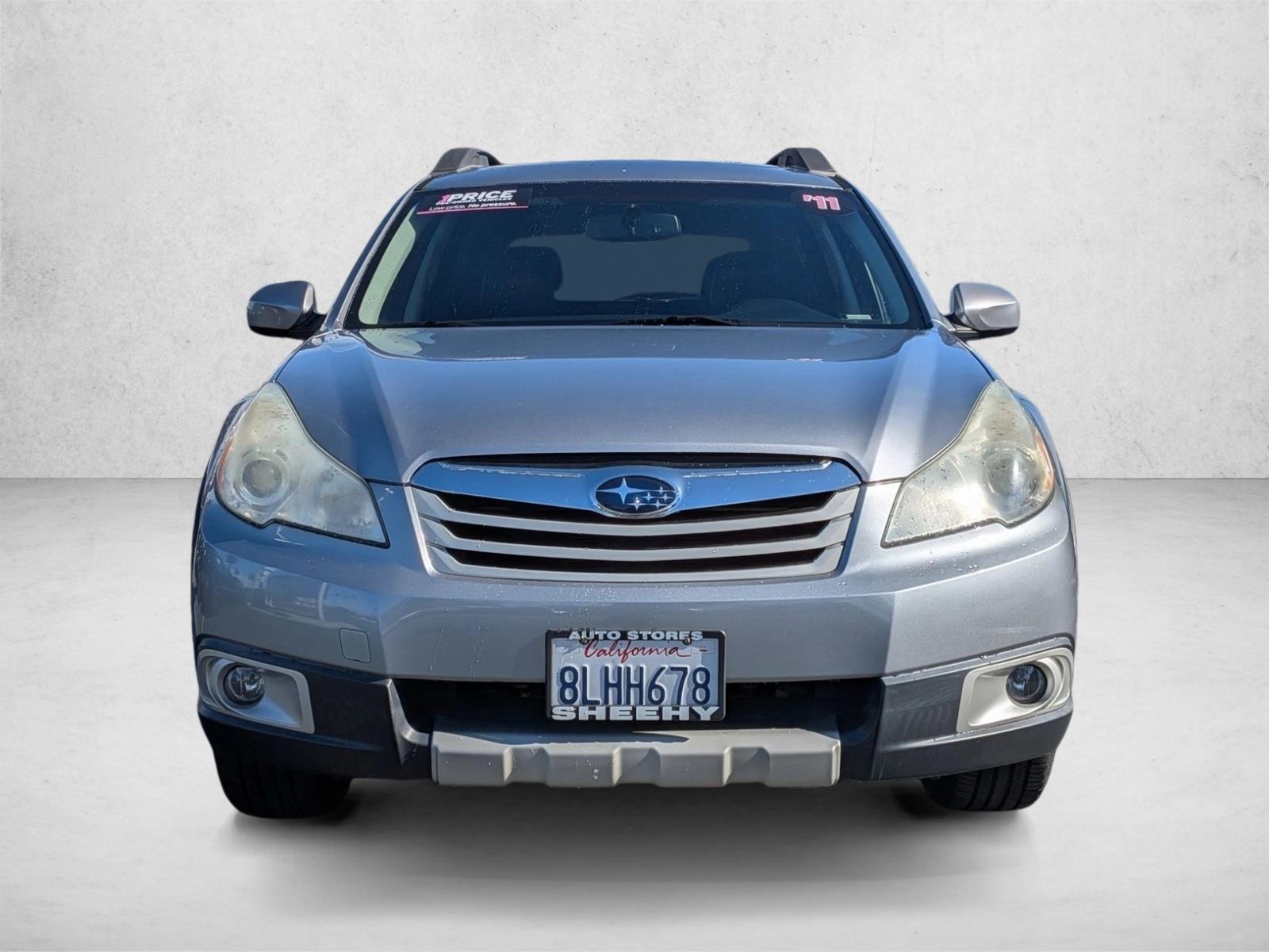 2011 Subaru Outback 2.5i Limited photo 2