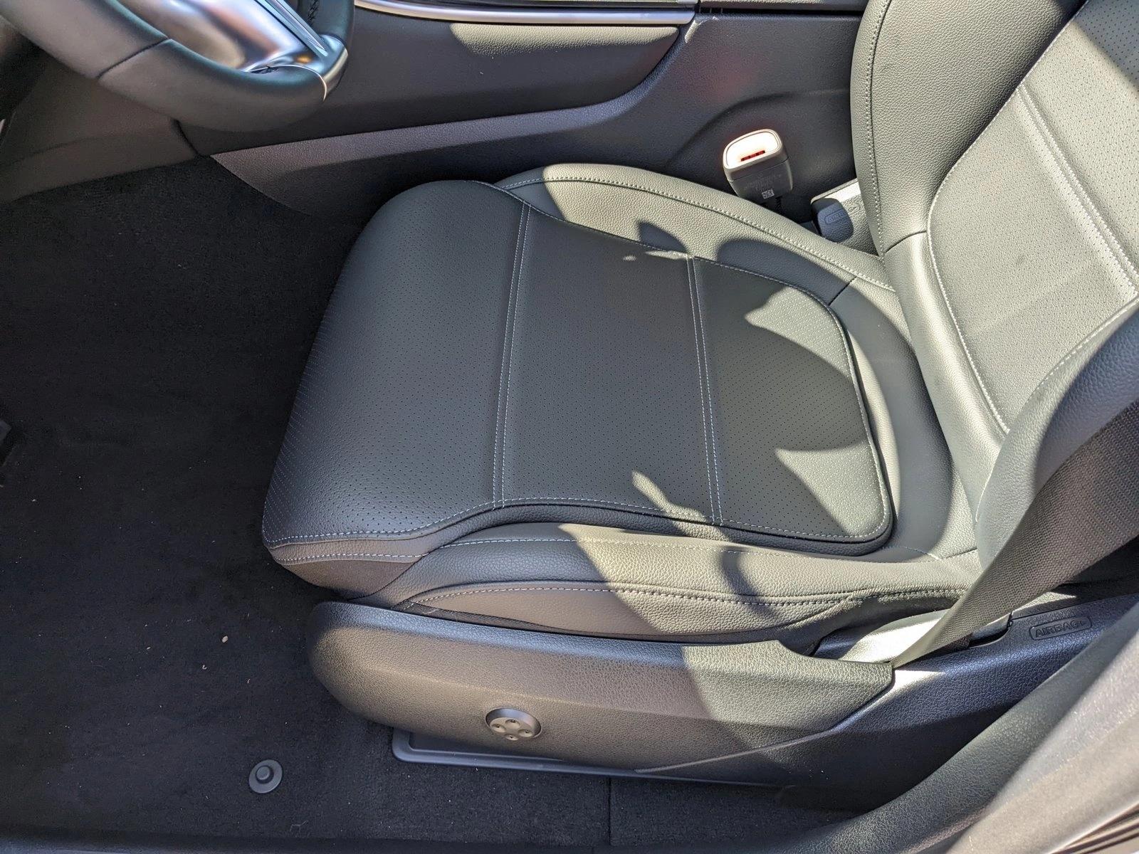 2025 Mercedes Benz GLC 300 4MATIC photo 4