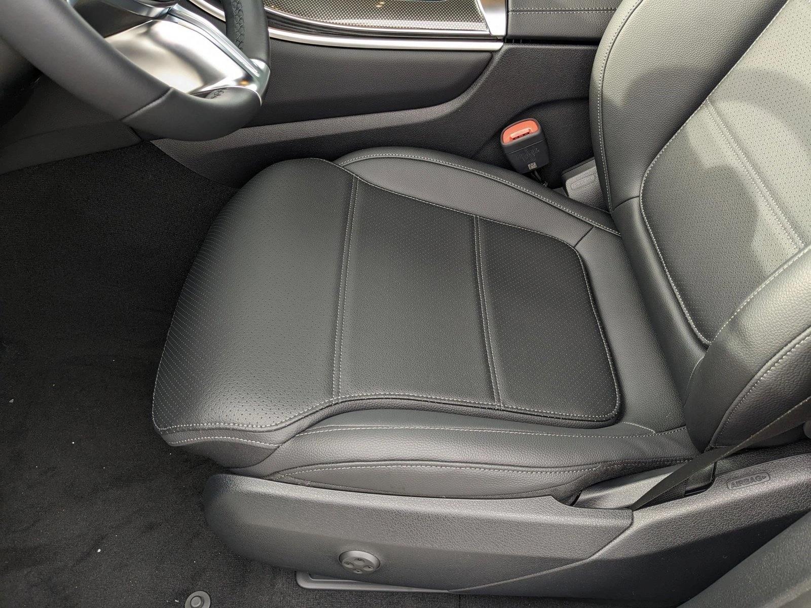 2025 Mercedes Benz GLC 300 photo 3