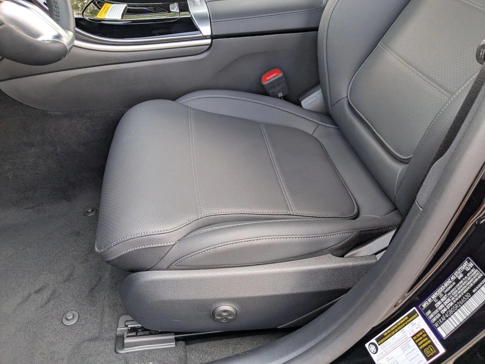 2025 Mercedes Benz C 300 Sedan photo 4