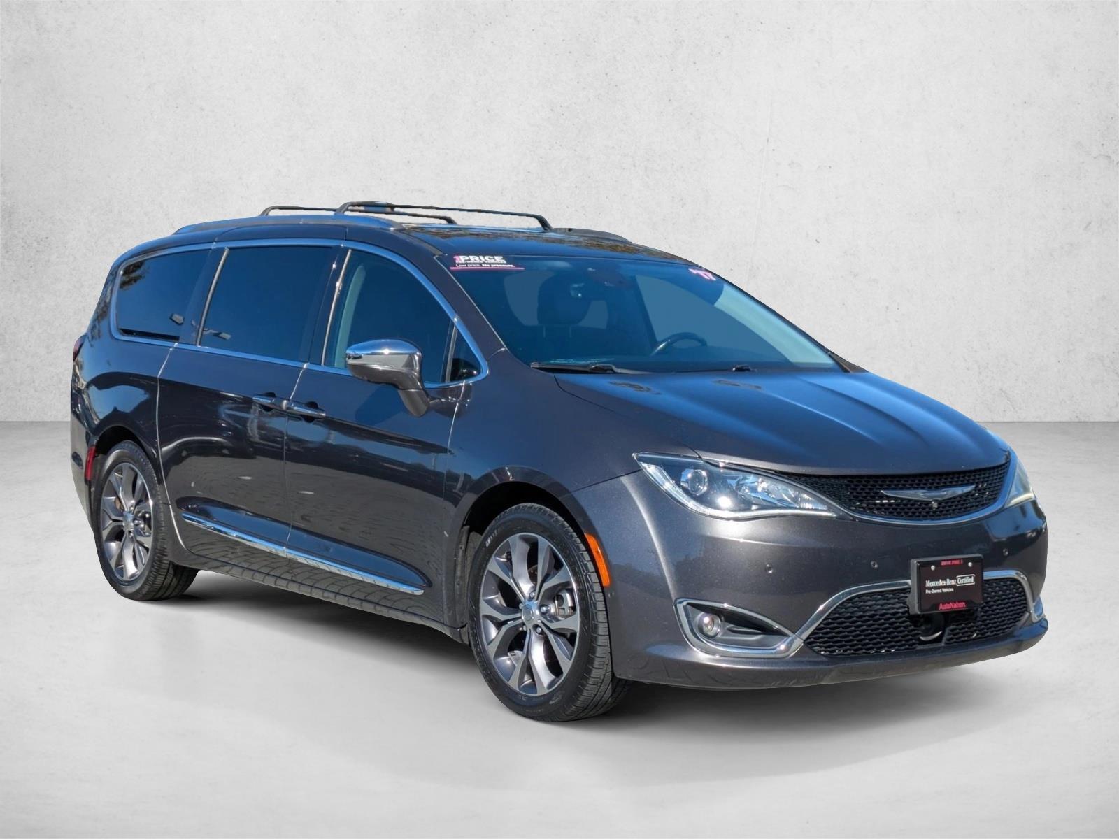 2017 Chrysler Pacifica Limited photo 3