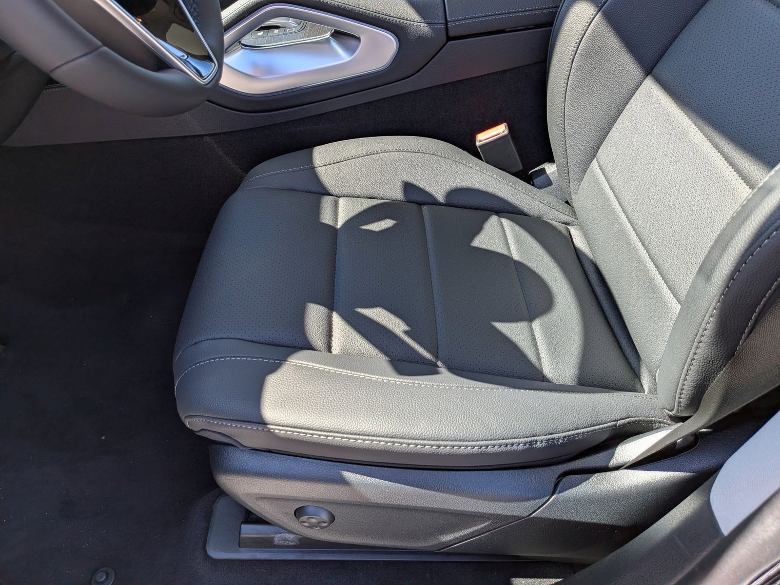 2026 Mercedes-Benz GLS 4MATIC photo 4