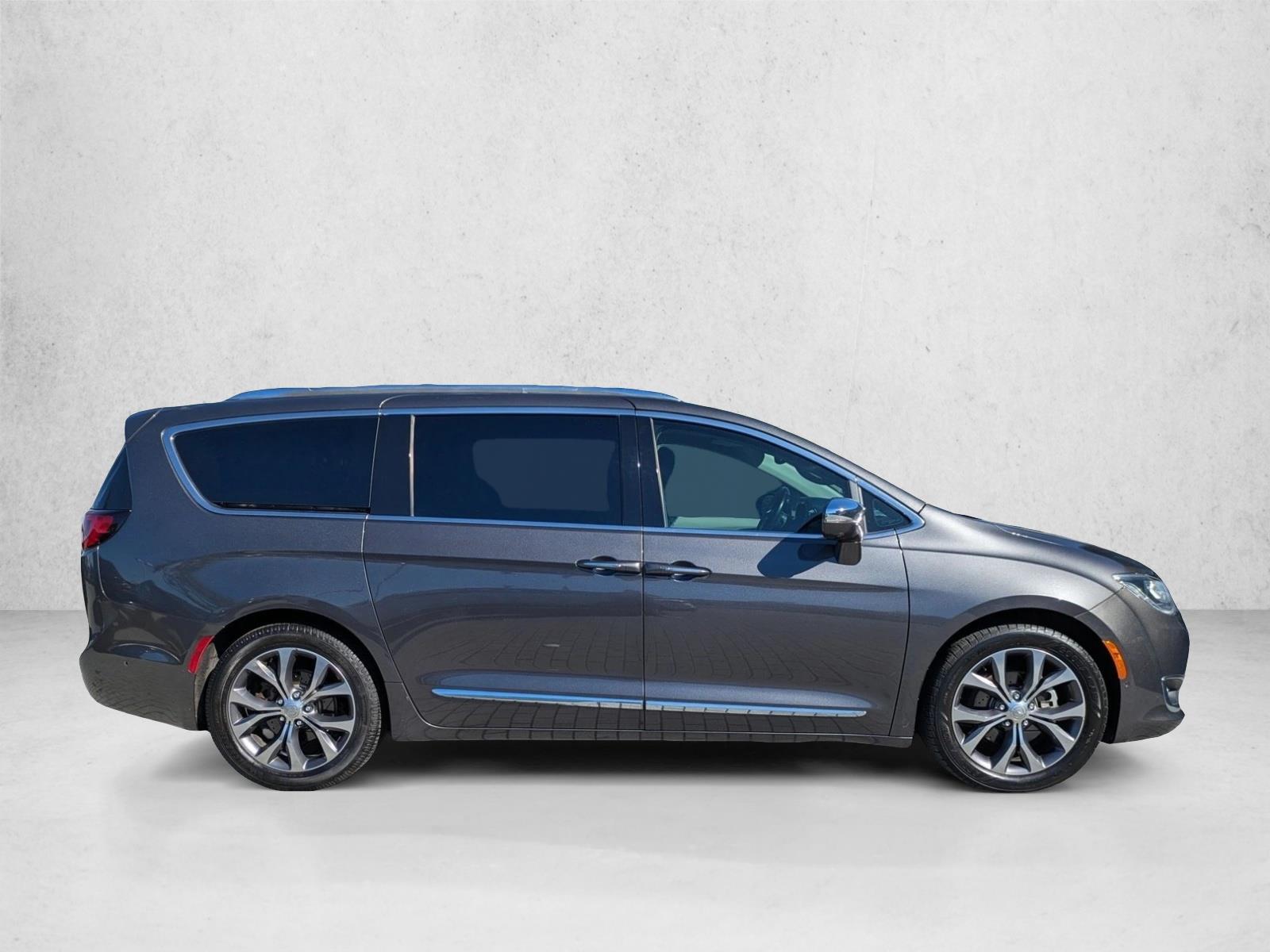 2017 Chrysler Pacifica Limited photo 4