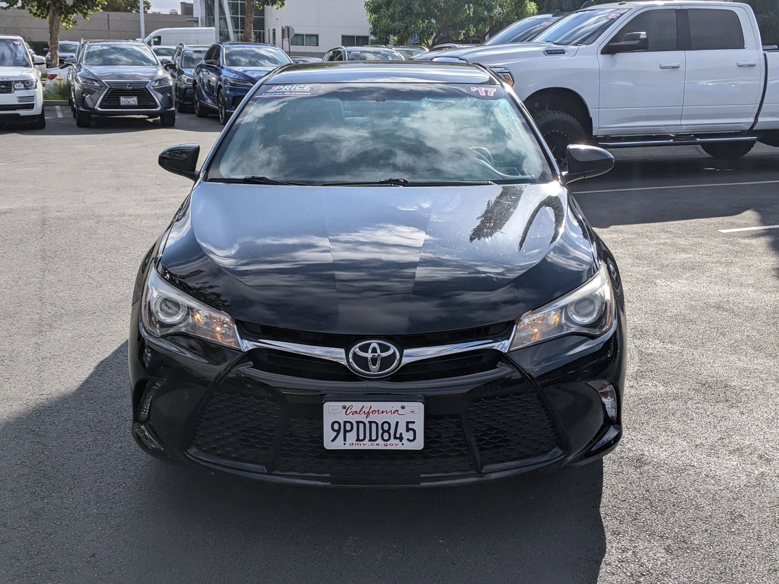 2017 Toyota Camry SE photo 2
