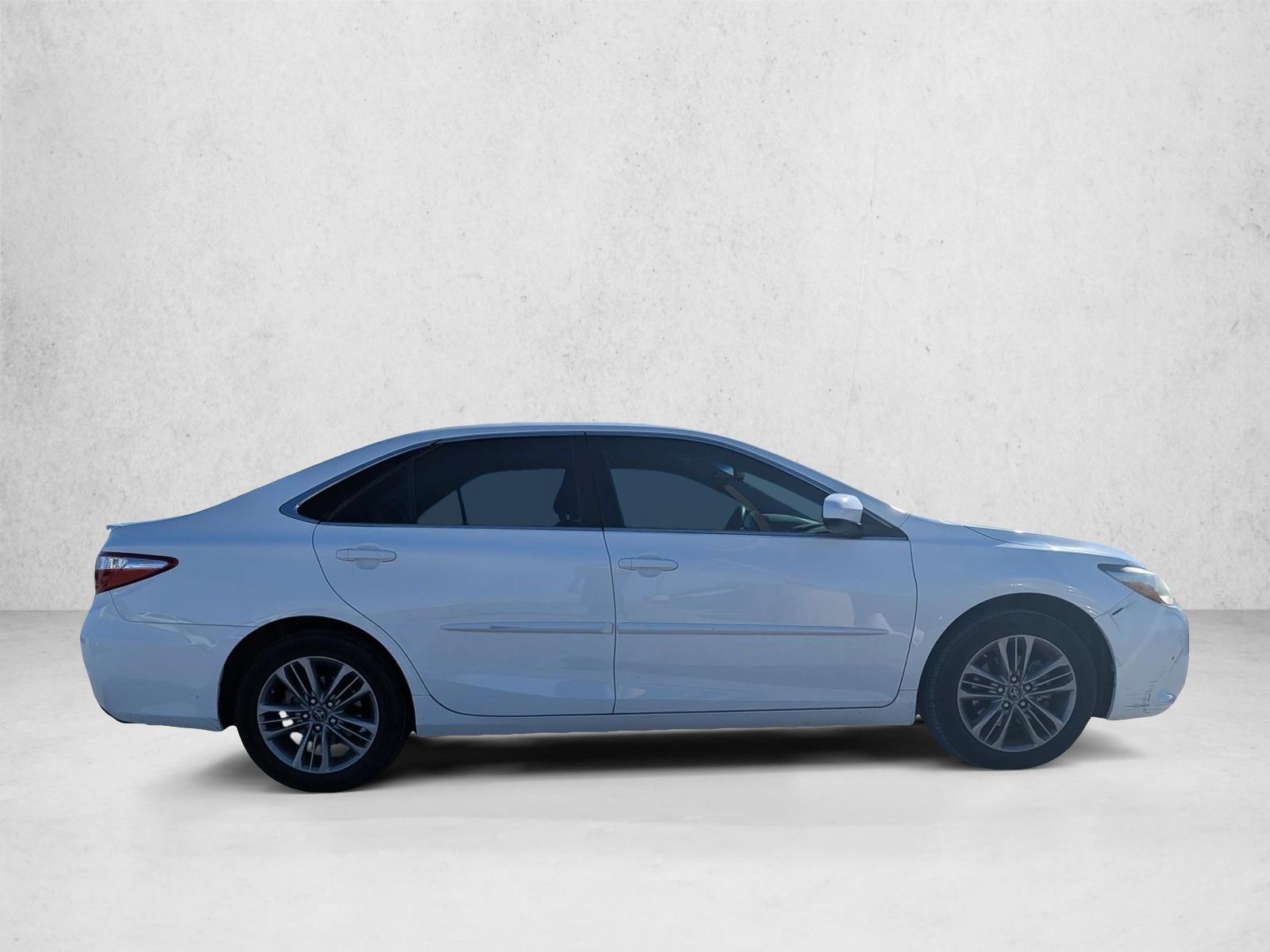 2017 Toyota Camry SE photo 4