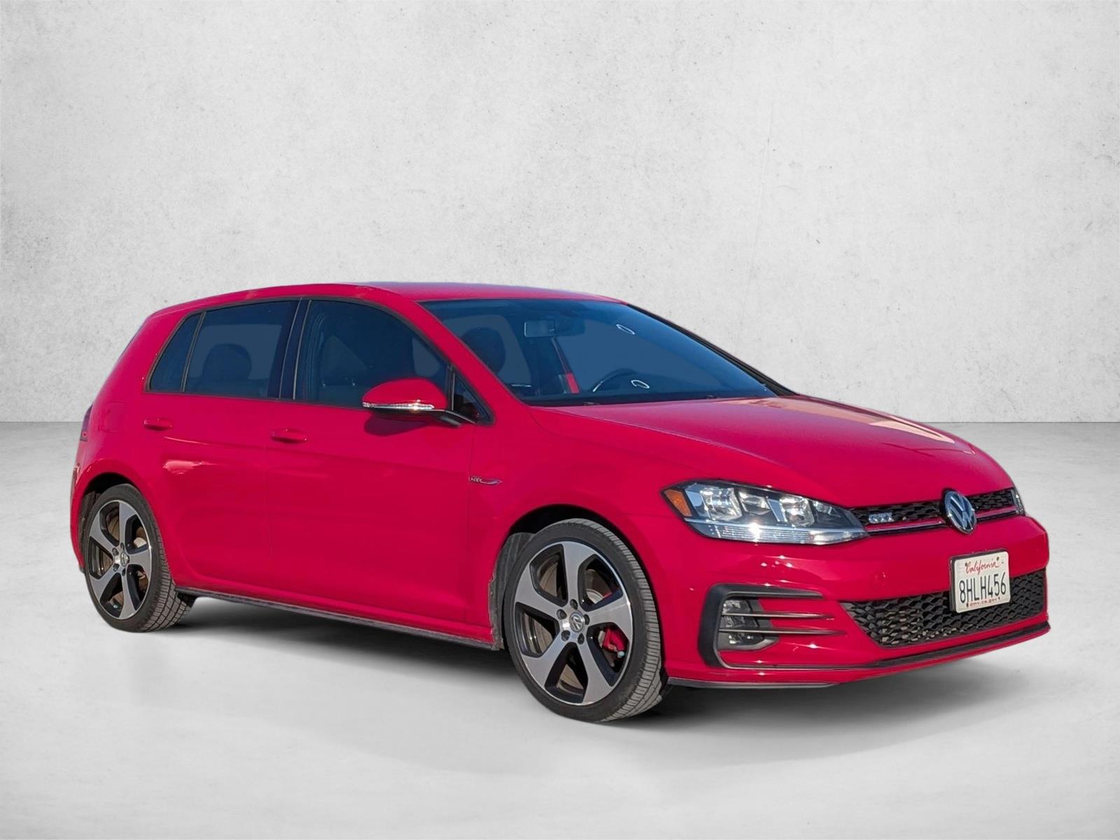 2018 Volkswagen Golf SE photo 2