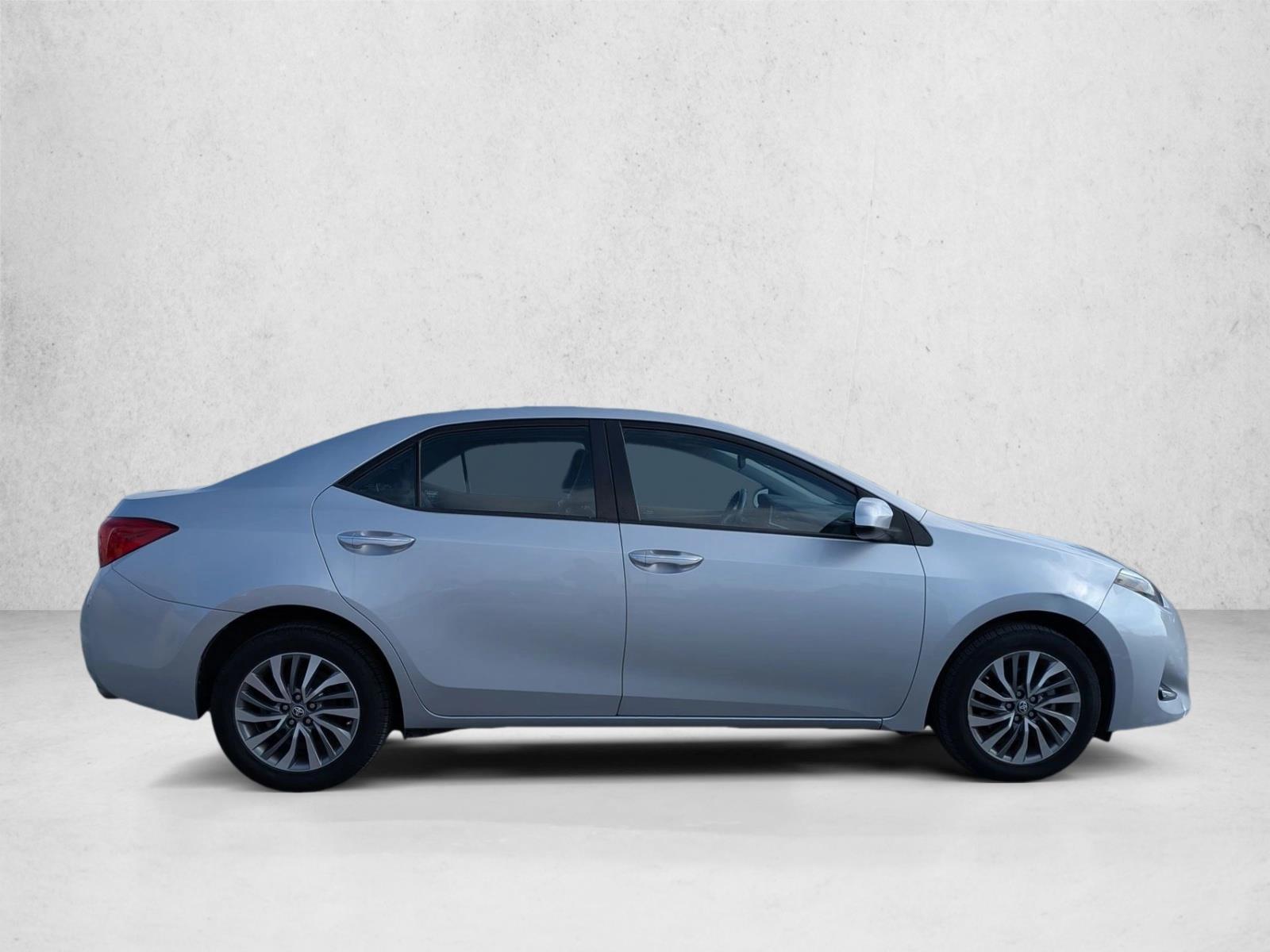 2017 Toyota Corolla XLE photo 4