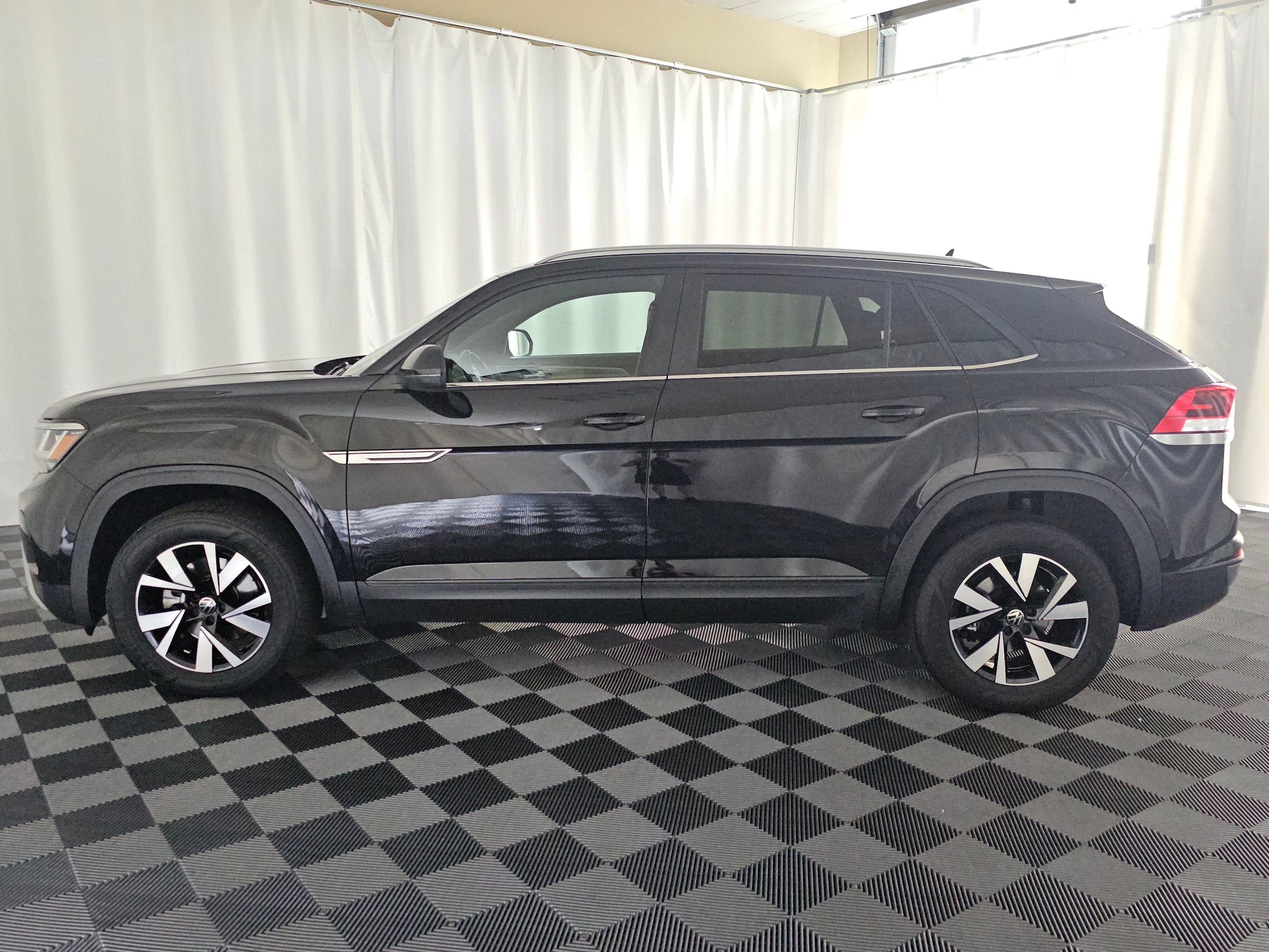 Used 2020 Volkswagen Atlas Cross Sport SE with VIN 1V24C2CA9LC212566 for sale in Fife, WA