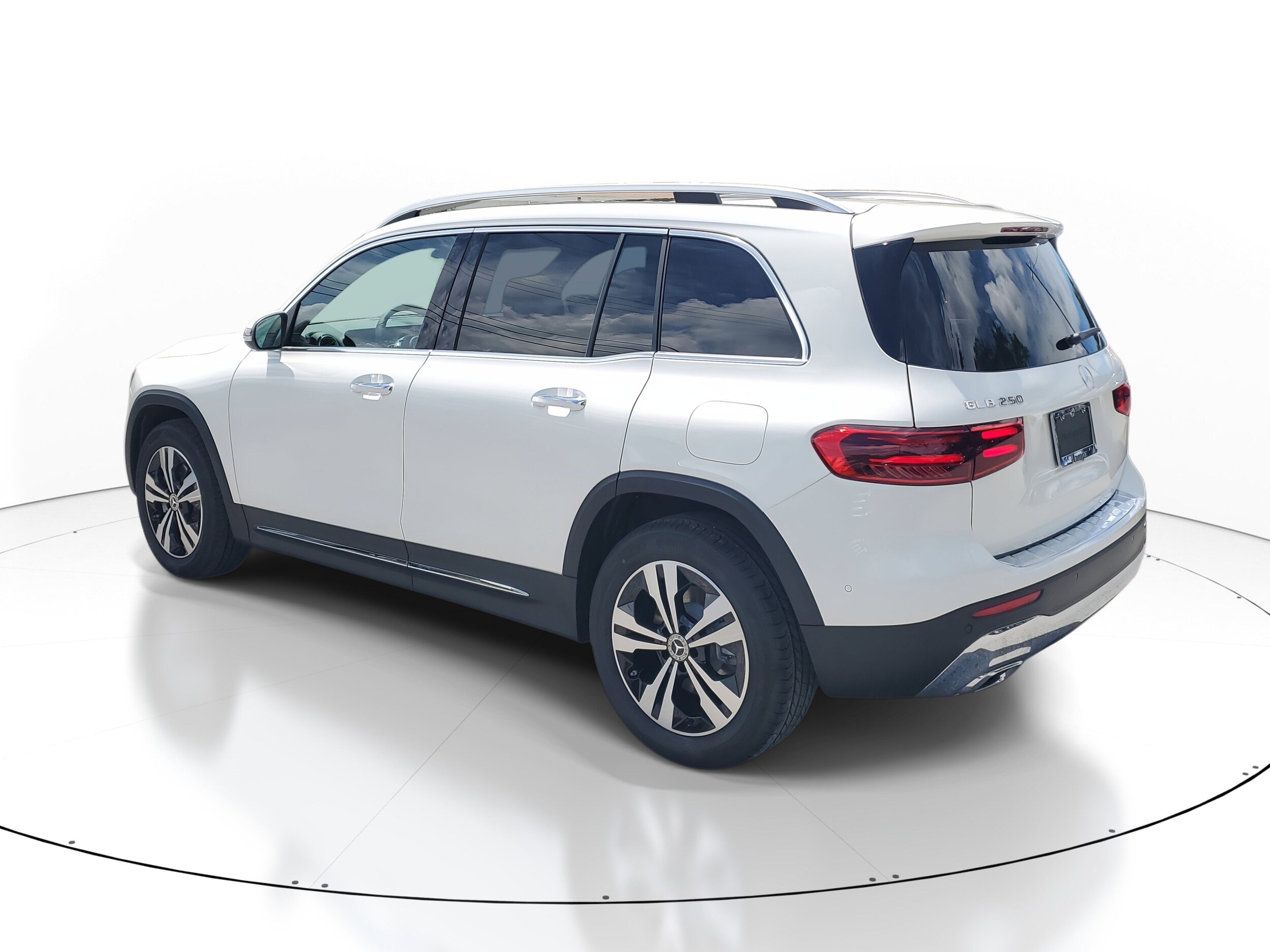 2026 Mercedes Benz GLB 250 photo 4