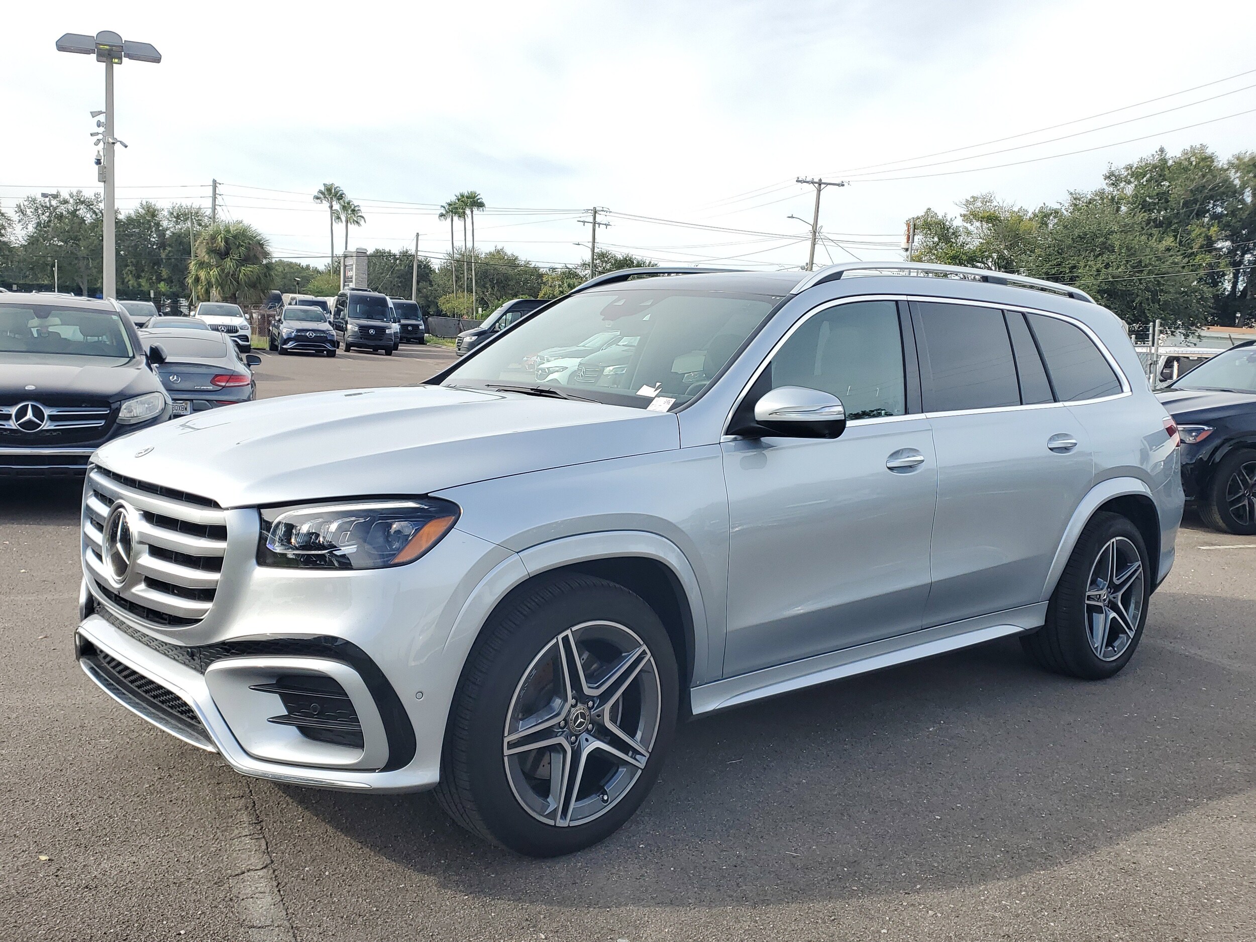 2025 Mercedes Benz GLS 450 4MATIC photo 2