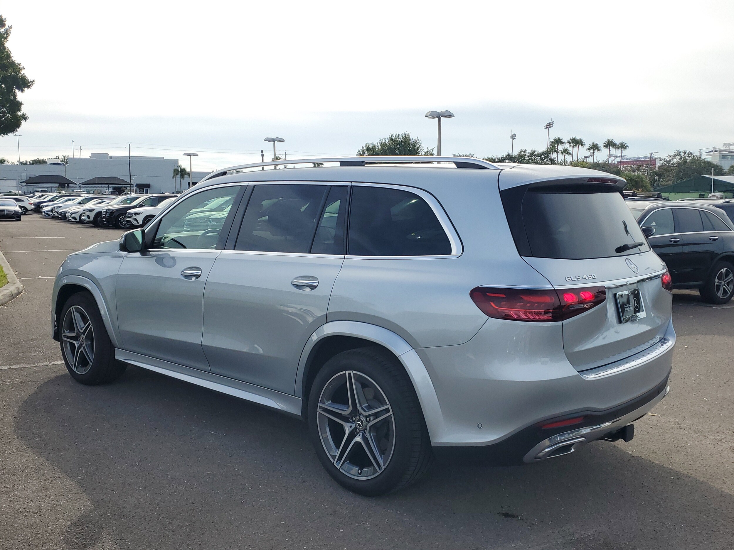 2025 Mercedes Benz GLS 450 4MATIC photo 3