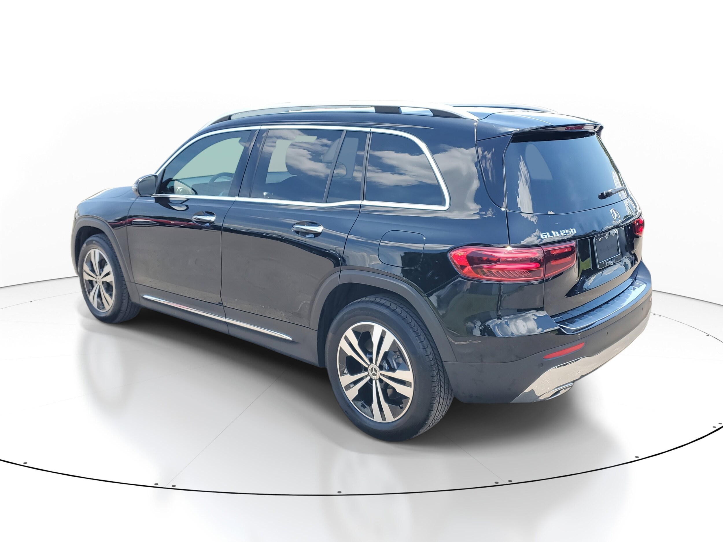 2025 Mercedes Benz GLB 250 photo 3