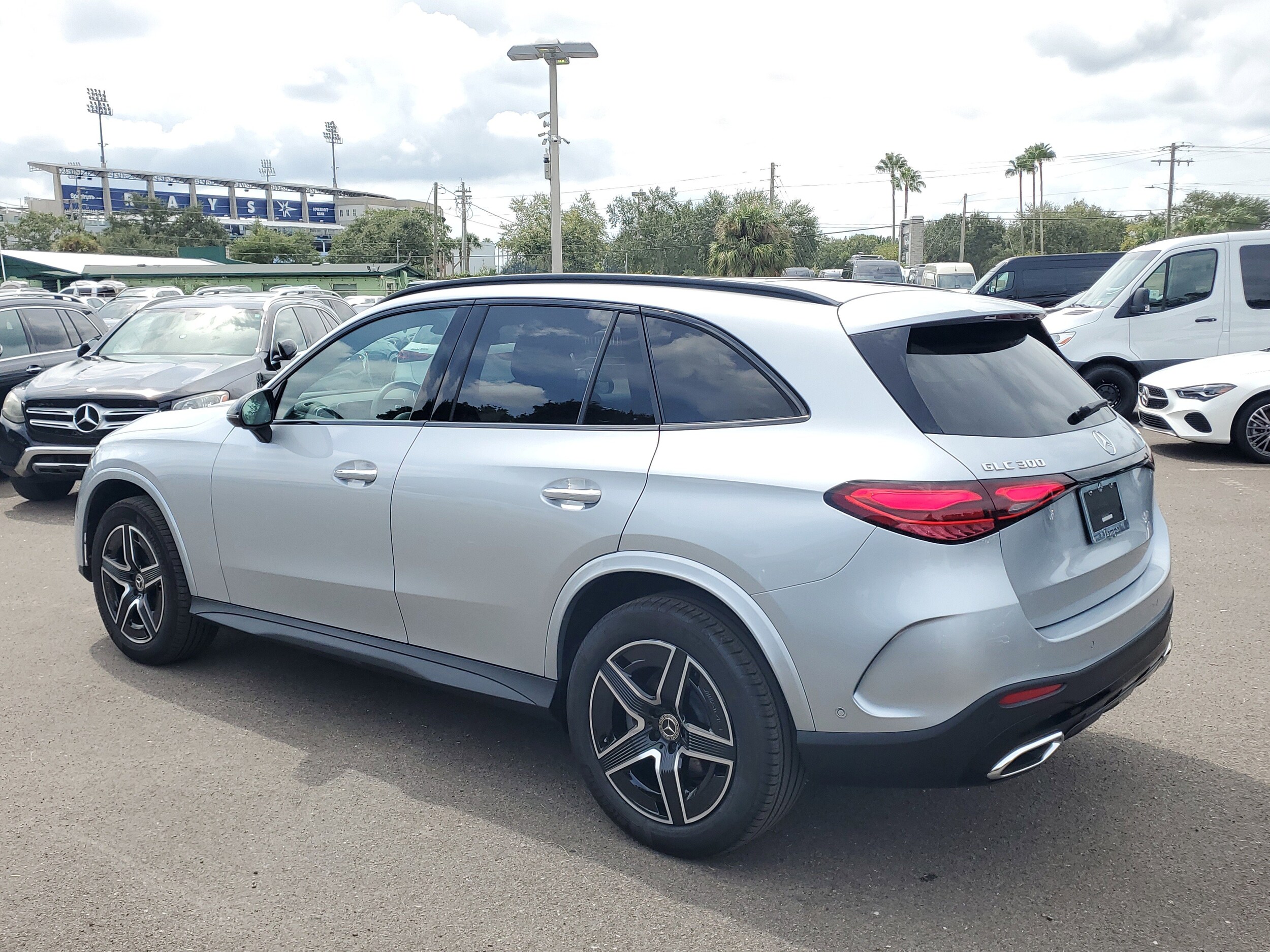 2025 Mercedes Benz GLC 300 4MATIC photo 3