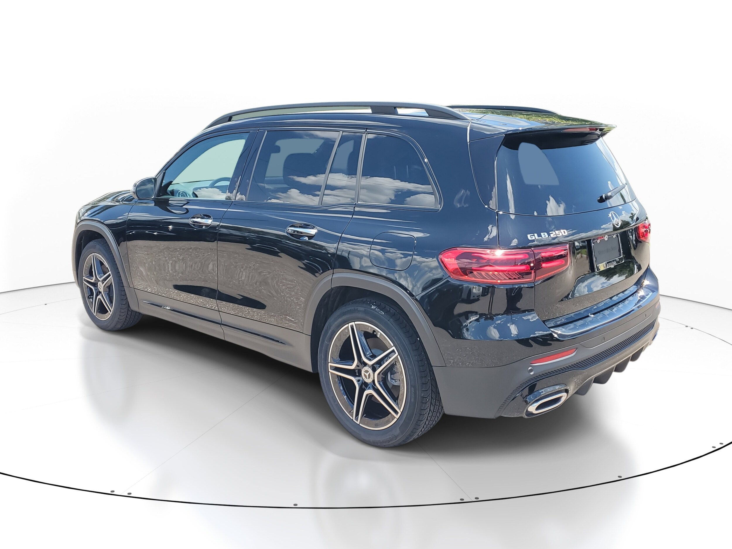 2025 Mercedes Benz GLB 250 photo 3