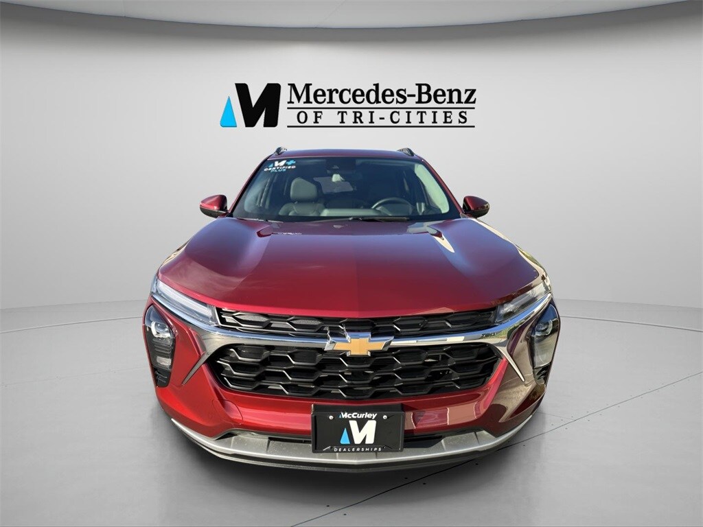 2025 Chevrolet Trax LT photo 2