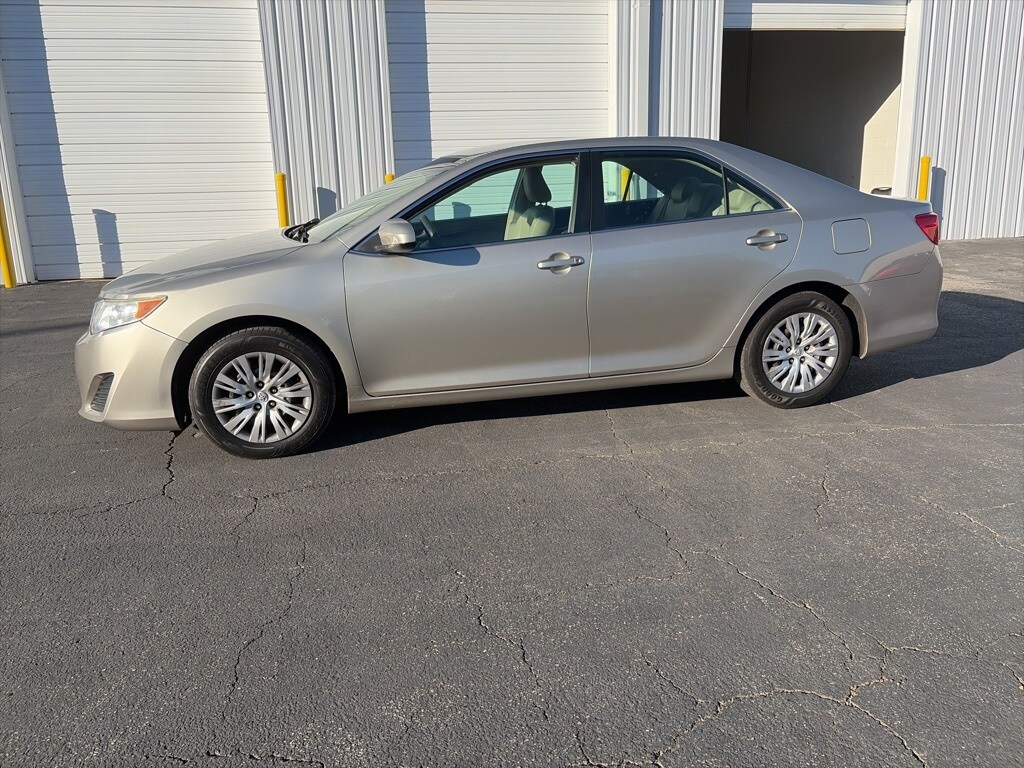 2014 Toyota Camry LE photo 4