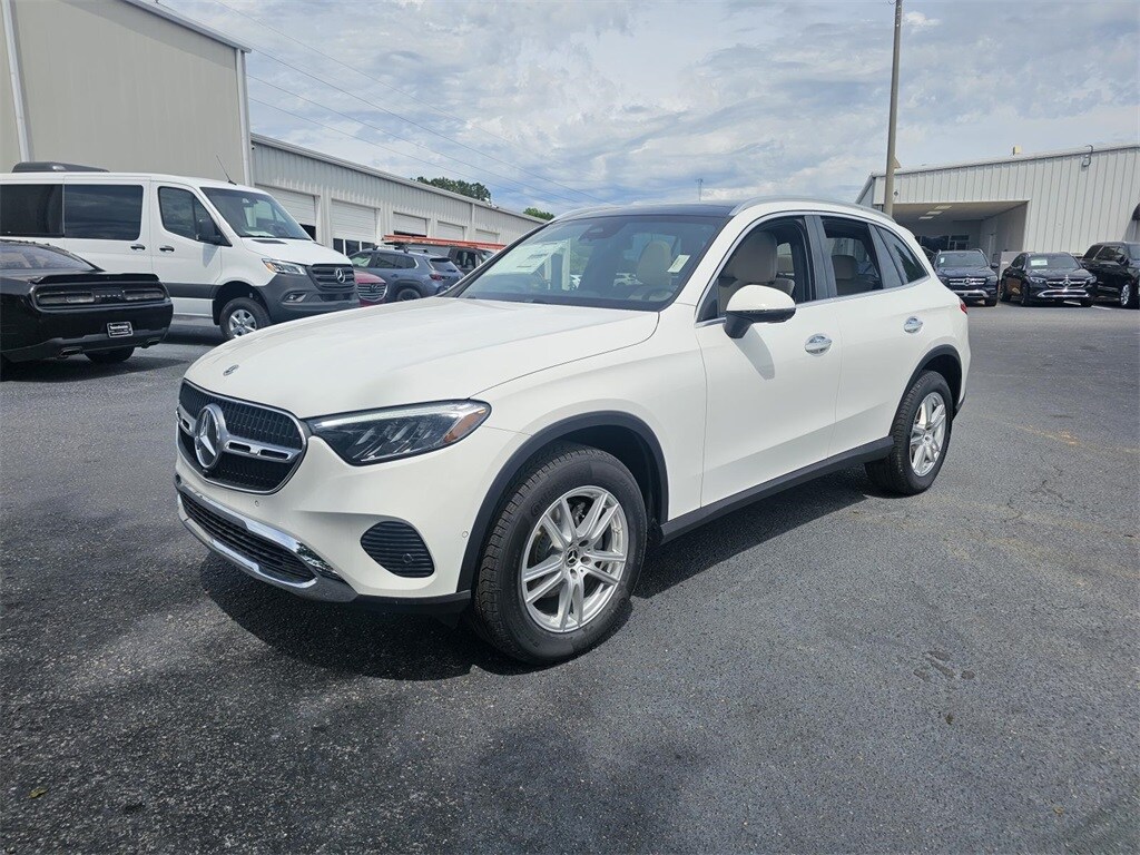 2025 Mercedes Benz GLC 300 photo 3